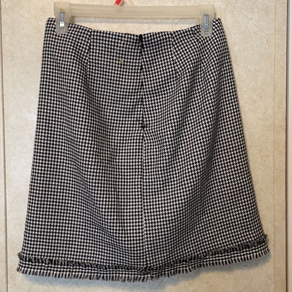 Cute skirt - Size 4 - NWOT - Picture 2 of 2